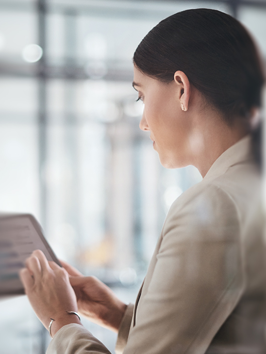 スマートフォンを見ている人物