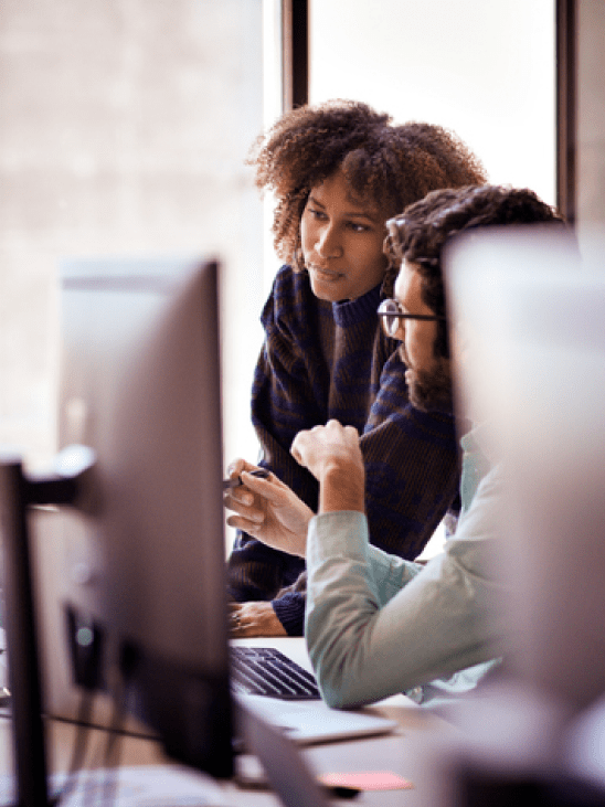 スマートフォンを見ている人物