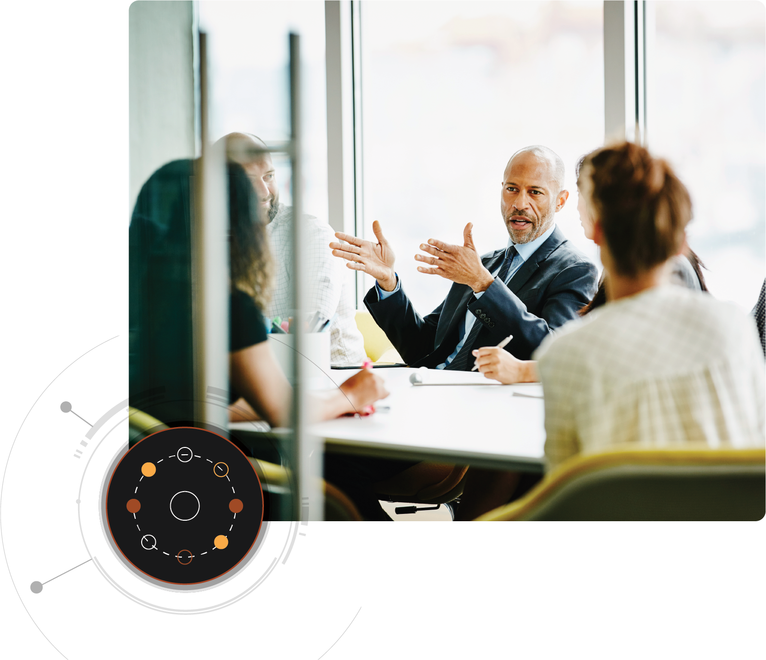 会議室で数人に話をする男性。左下に円形のグラフィックを重ねて表示。