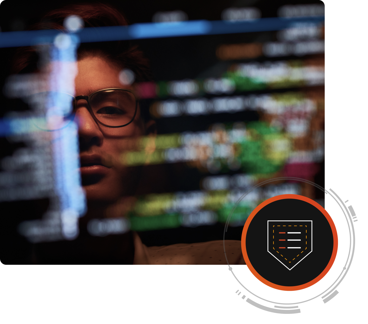 サイバーセキュリティ コードを表示したコンピュータ画面上に映る人の顔。